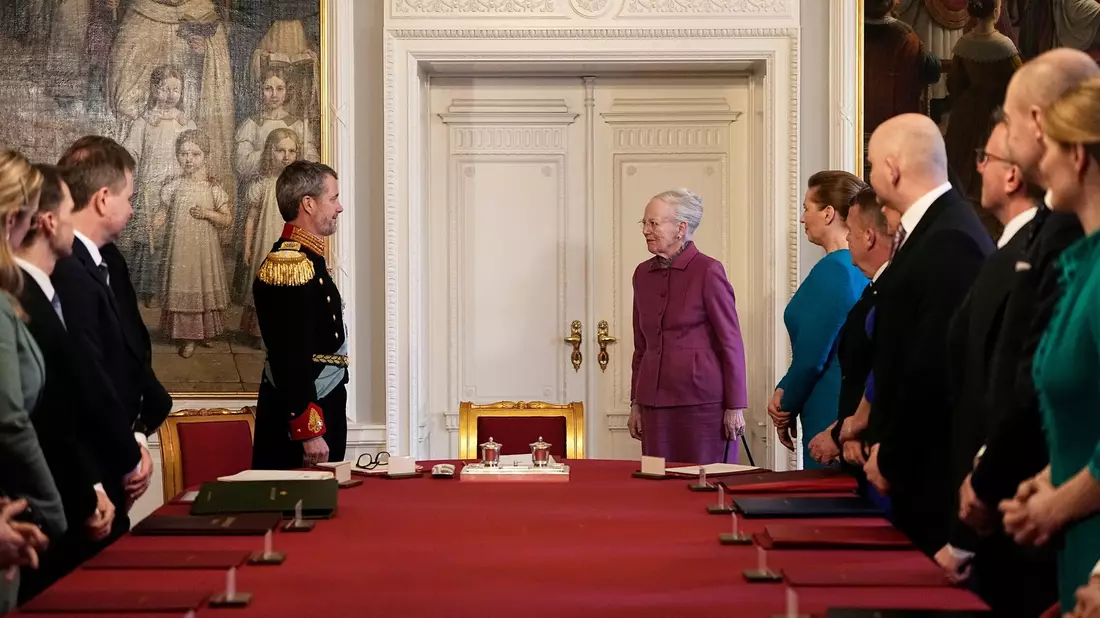 Königin Margrethe II. von Dänemark überlässt ihrem Sohn, dem dänischen König Frederik X., den Platz am Kopf des Tisches. - Bild: Mads Claus Rasmussen/Ritzau Scanpix Foto/AP