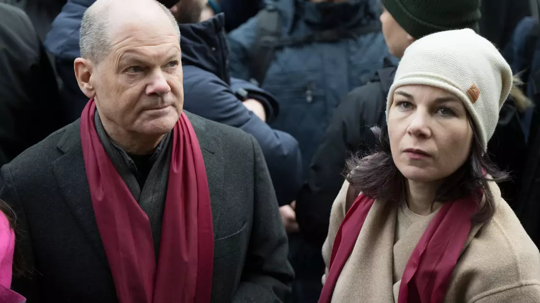 Bundeskanzler Olaf Scholz (SPD) und Außenministerin Annalena Baerbock (Bündnis 90/Die Grünen) nehmen an einer Demonstration in Potsdam teil. - Bild: Sebastian Christoph Gollnow/dpa