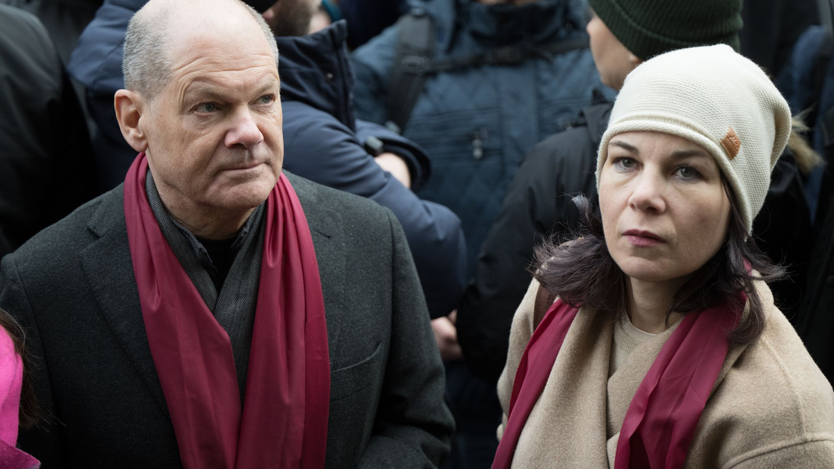 Wieder ein Erfolg für die AfD: In Thüringen liegt sie bei einer weiteren Landratswahl weit vorn. In Berlin wächst die Unruhe, für Kanzler Olaf Scholz (l, SPD) gibt es Kritik aus den eigenen Reihen. Mit Außenministerin Annalena Baerbock (r, Grüne) nahm er an der Demonstration «Potsdam wehrt sich» teil - als Reaktion auf das Bekanntwerden eines Treffens rechter Aktivisten in der Stadt. - Foto: Sebastian Christoph Gollnow/dpa