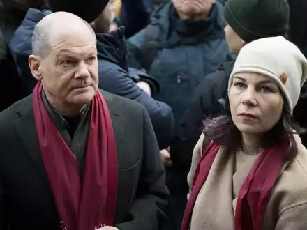 Wieder ein Erfolg für die AfD: In Thüringen liegt sie bei einer weiteren Landratswahl weit vorn. In Berlin wächst die Unruhe, für Kanzler Olaf Scholz (l, SPD) gibt es Kritik aus den eigenen Reihen. Mit Außenministerin Annalena Baerbock (r, Grüne) nahm er an der Demonstration «Potsdam wehrt sich» teil - als Reaktion auf das Bekanntwerden eines Treffens rechter Aktivisten in der Stadt. - Foto: Sebastian Christoph Gollnow/dpa