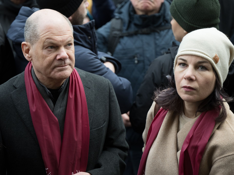 Wieder ein Erfolg für die AfD: In Thüringen liegt sie bei einer weiteren Landratswahl weit vorn. In Berlin wächst die Unruhe, für Kanzler Olaf Scholz (l, SPD) gibt es Kritik aus den eigenen Reihen. Mit Außenministerin Annalena Baerbock (r, Grüne) nahm er an der Demonstration «Potsdam wehrt sich» teil - als Reaktion auf das Bekanntwerden eines Treffens rechter Aktivisten in der Stadt. - Foto: Sebastian Christoph Gollnow/dpa