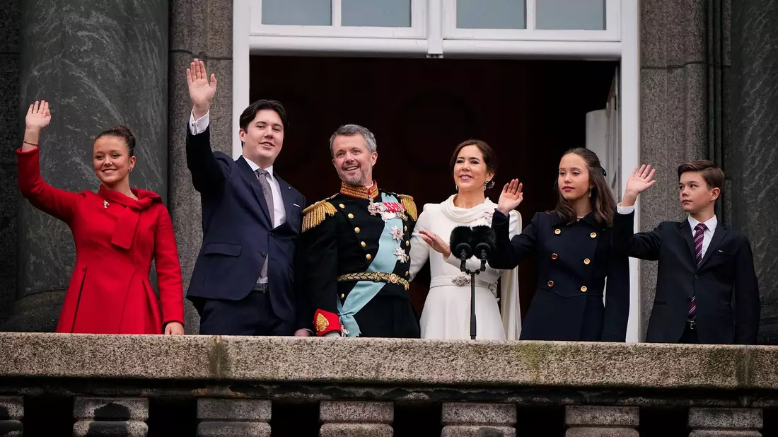 Dänemarks König Frederik X. und Königin Mary sowie ihre Kinder Prinzessin Josephine (l-r), Kronprinz Christian, Prinzessin Isabella und Prinz Vincent winken nach der Proklamation im Schloss Christiansborg. - Bild: Bo Amstrup/Ritzau Scanpix Foto/AP/dpa