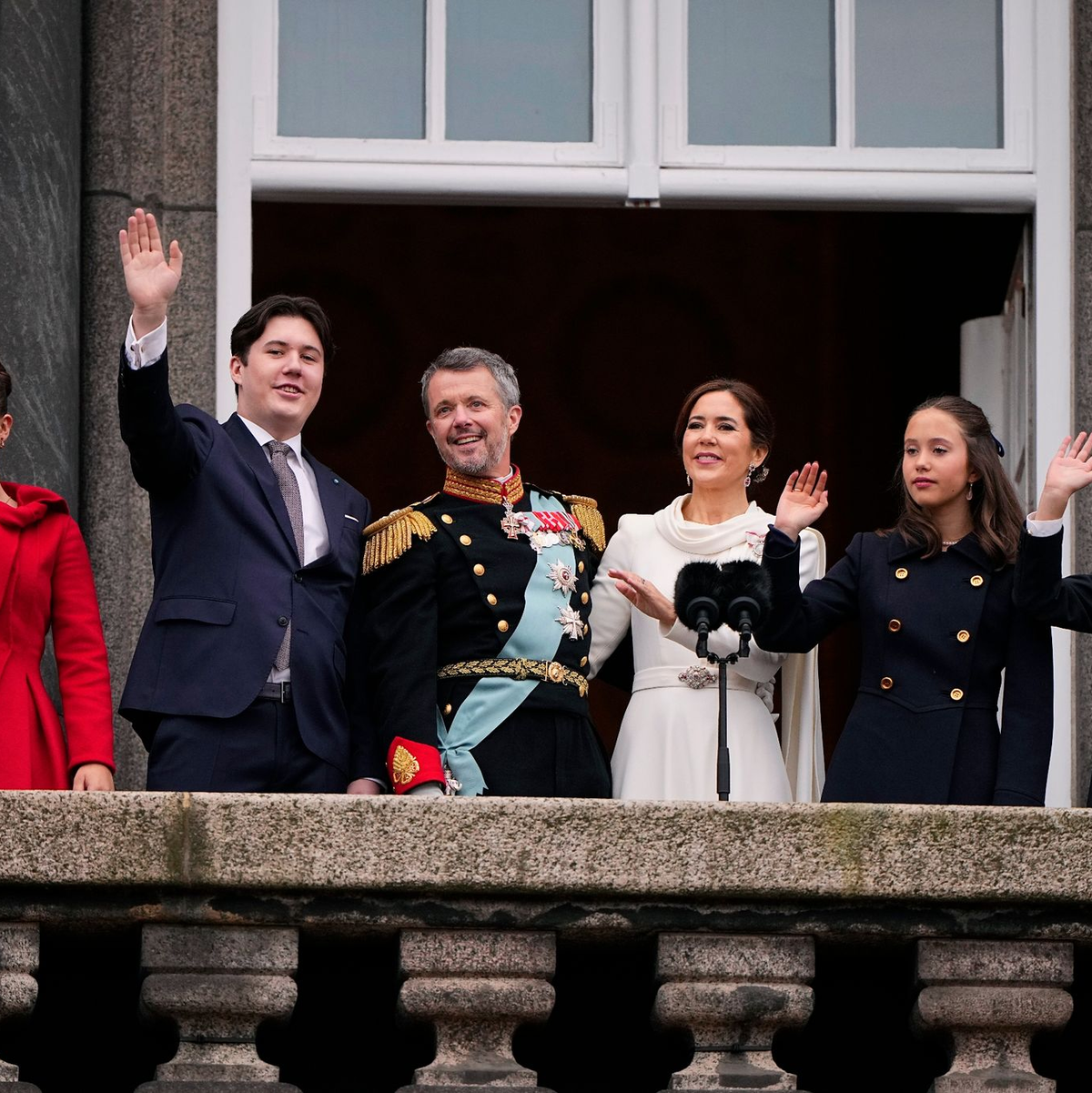 Dänemarks König Frederik X. und Königin Mary sowie ihre Kinder Prinzessin Josephine (l-r), Kronprinz Christian, Prinzessin Isabella und Prinz Vincent winken nach der Proklamation im Schloss Christiansborg. - Foto: Bo Amstrup/Ritzau Scanpix Foto/AP/dpa