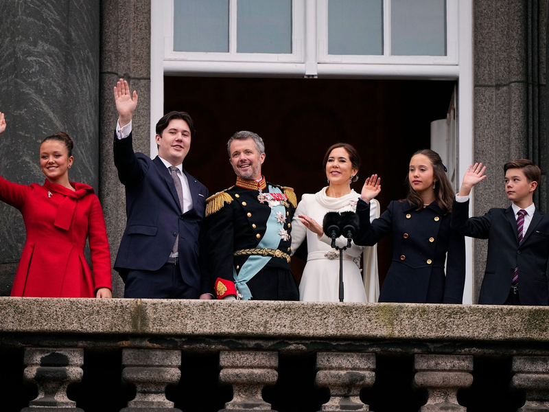 Emotionaler Moment: DÀnemarks König Frederik X. und Königin Mary nach der Proklamation auf dem Balkon des Schlosses Christiansborg. - Foto: Bo Amstrup/Ritzau Scanpix Foto/AP/dpa
