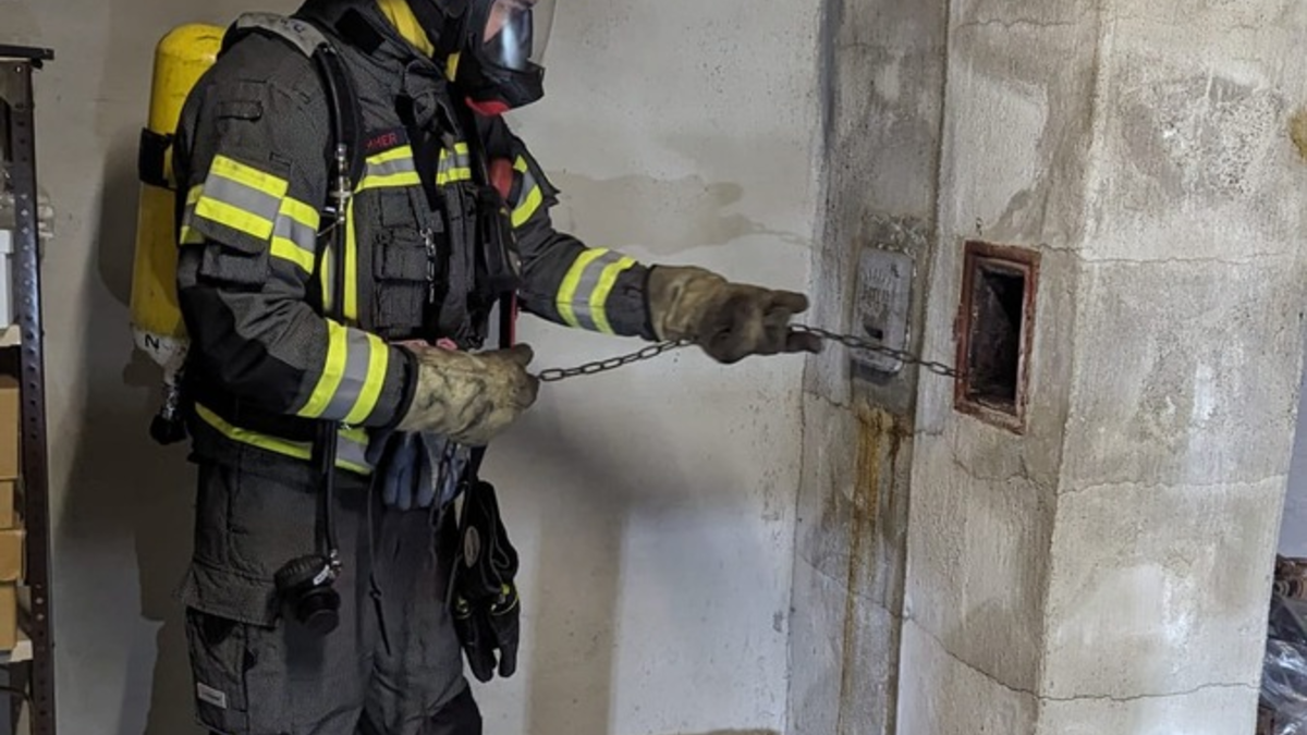 FW-WRN: FEUER_3 - LdF - LZ1 - brennt Dachstuhl - Foto: presseportal.de