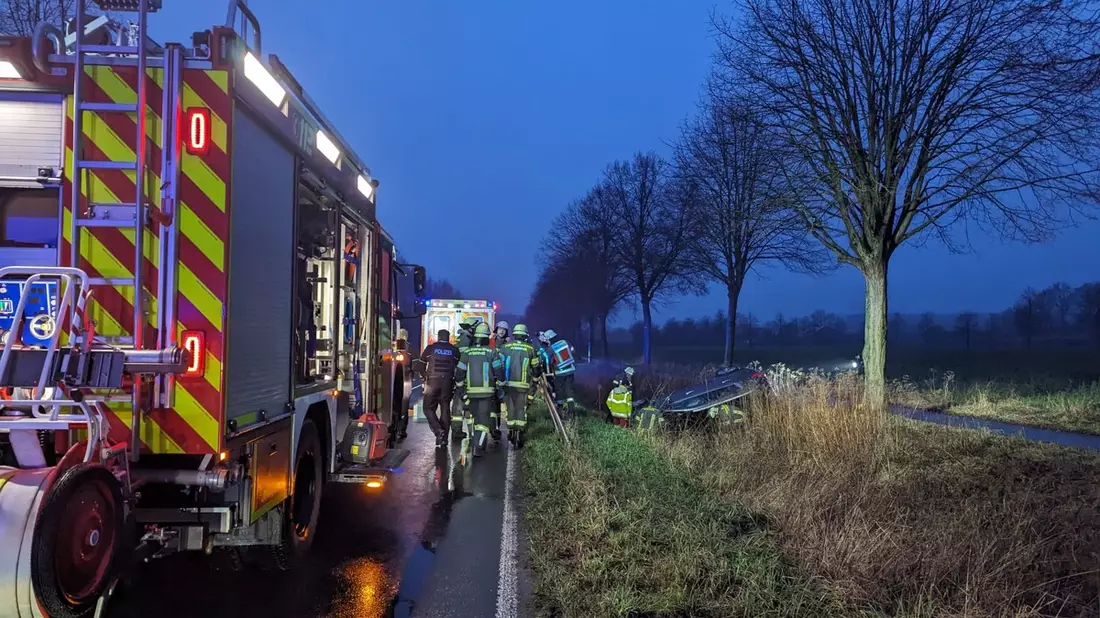 FW-WRN: TH_PERSON_KLEMMT - LdF - LZ1 - PKW im Graben // eine Person im PKW - Bild: presseportal.de