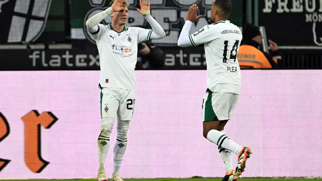 Borussia Mönchengladbach um Torschütze Robin Hack (l) hat dem VfB Stuttgart einen Dämpfer zum Jahresanfang verpasst. - Bild: Federico Gambarini/dpa