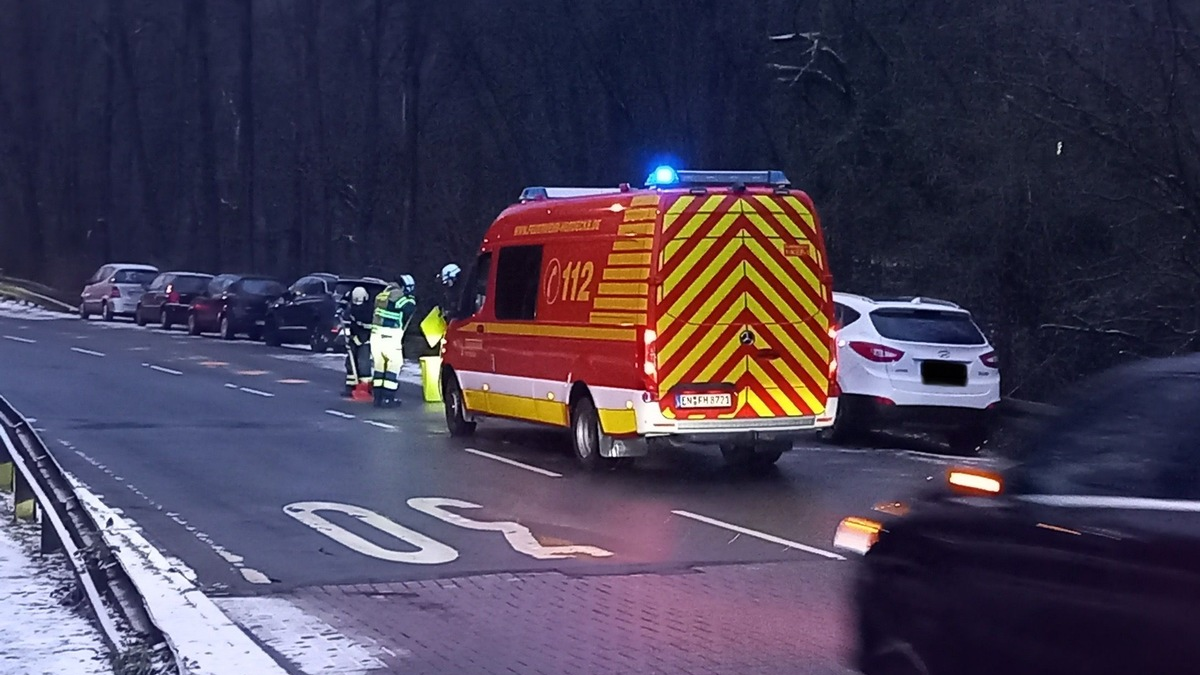 FW-EN: Person hinter Tür und Ölspur - Foto: presseportal.de