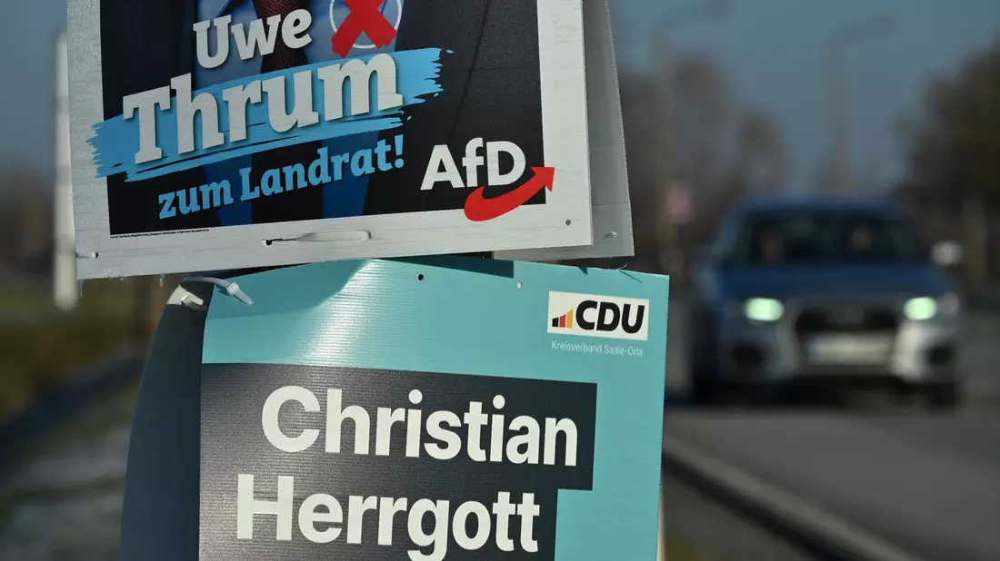 Gehen bei der Landratswahl im Saale-Orla-Kreis am 28. Januar in eine Stichwahl: AfD-Kandidat Uwe Thrum und CDU-Politiker Christian Herrgott. - Bild: Martin Schutt/dpa