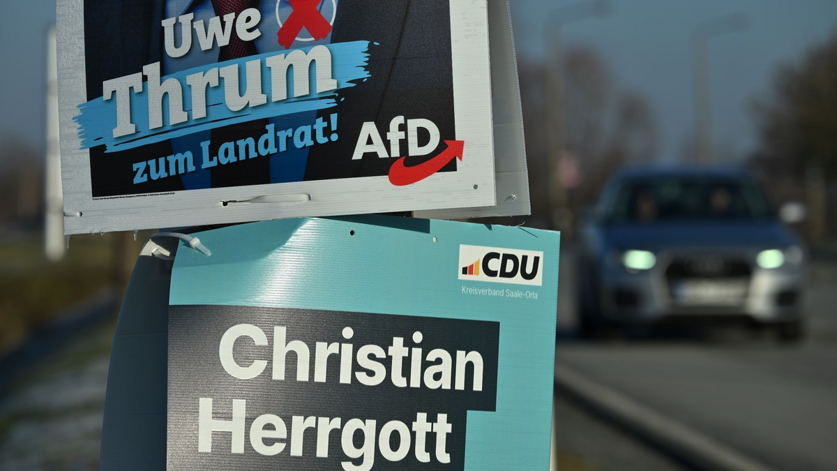 Gehen bei der Landratswahl im Saale-Orla-Kreis am 28. Januar in eine Stichwahl: AfD-Kandidat Uwe Thrum und CDU-Politiker Christian Herrgott. - Foto: Martin Schutt/dpa