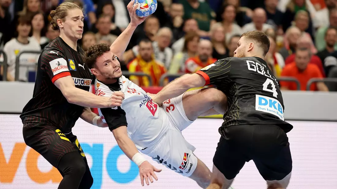 Die deutsche Defensive hält: Tomislav Jagurinovski aus Mazedonien (M) bleibt an Juri Knorr (l) und Johannes Golla (r) hängen. - Bild: Andreas Gora/dpa