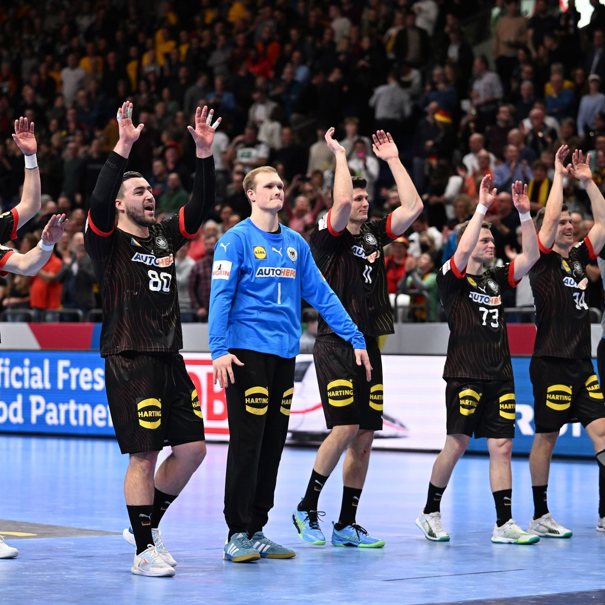 Die Deutsche Mannschaft feiert nach dem Sieg den Einzug in die EM-Hauptrunde. - Foto: Sören Stache/dpa