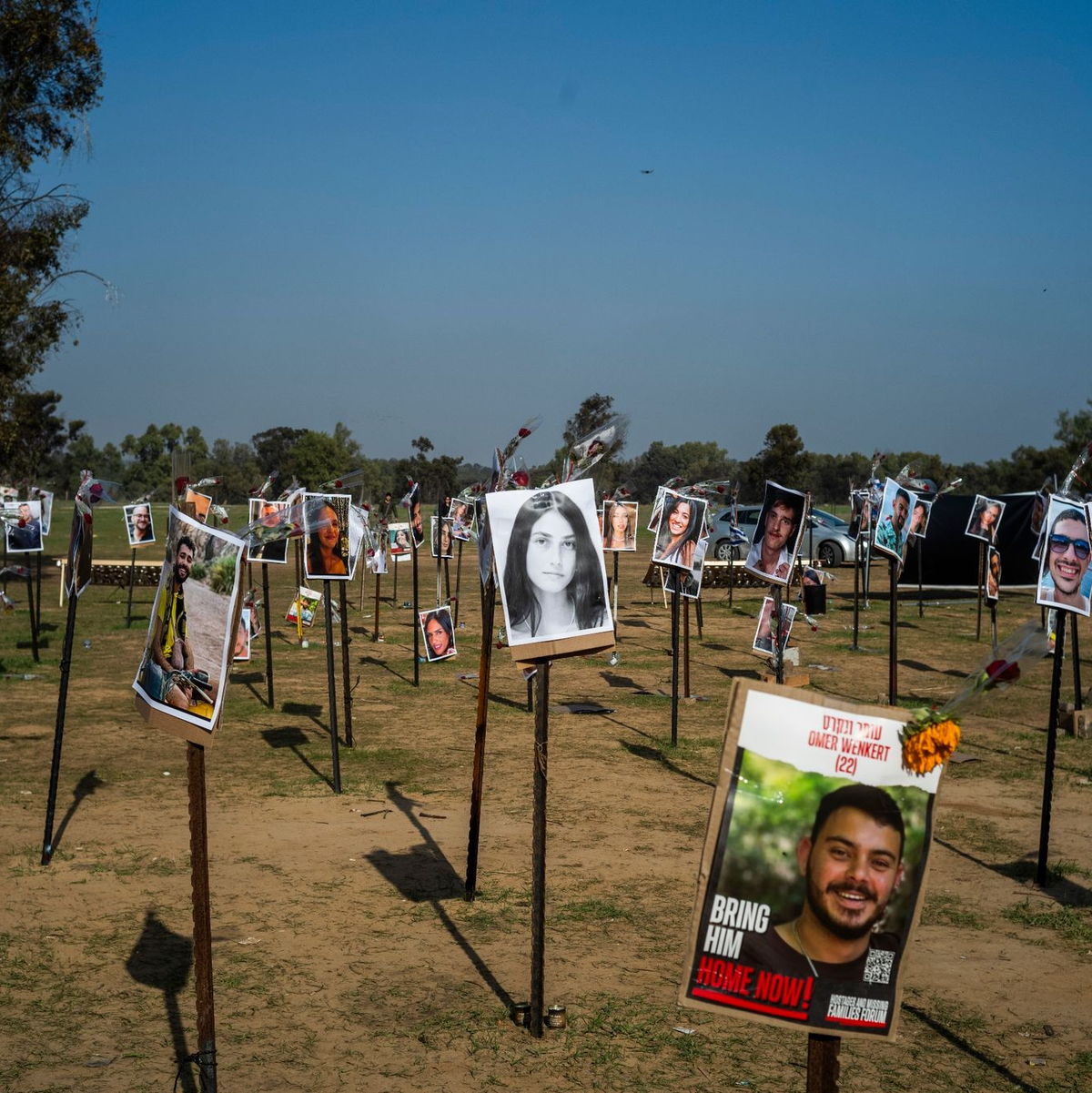 Die Bilder getöteter Israelis sind am Ort des Massakers beim Re'im-Musikfestival zu sehen. - Foto: Ilia Yefimovich/dpa