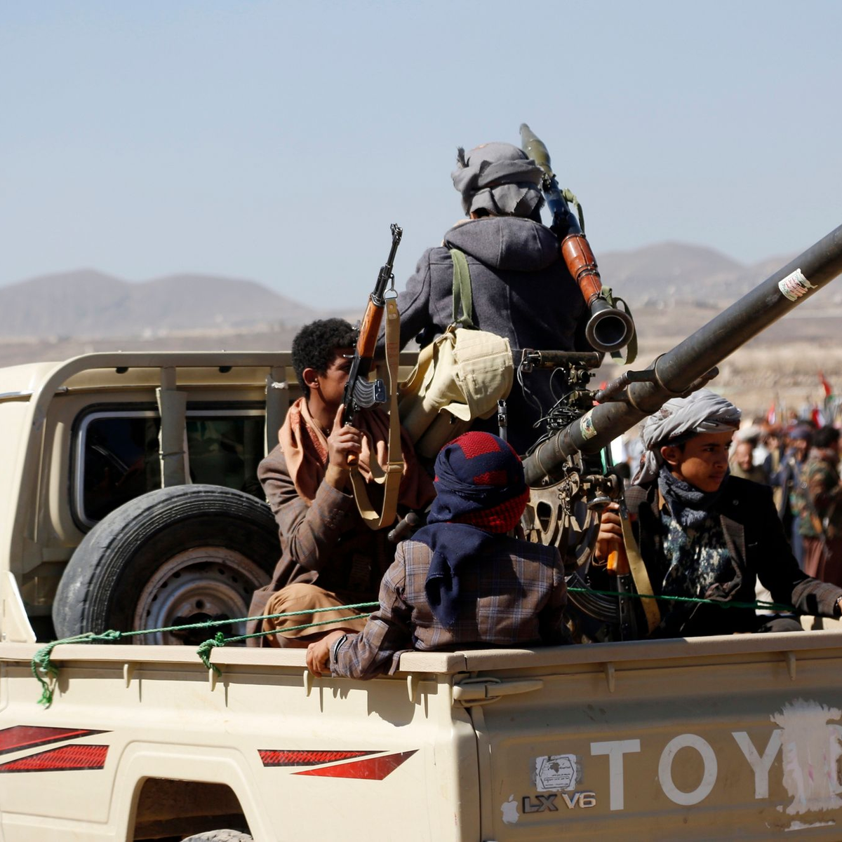 Huthi-Kämpfer und Stammesangehörige bei einer Kundgebung gegen die Angriffe der USA und Großbritanniens. - Foto: -/AP/dpa