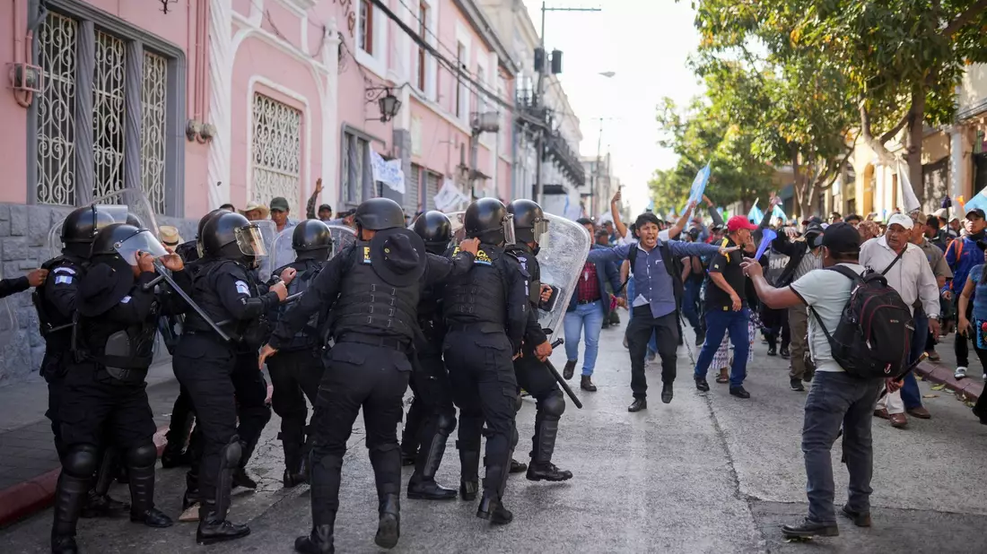 Die Polizei versucht, Anhänger des gewählten guatemaltekischen Präsidenten Arévalo zurückzuhalten, die vor dem Kongress in Guatemala-Stadt gegen eine Verzögerung des Beginns der Legislaturperiode protestieren. - Bild: Santiago Billy/AP