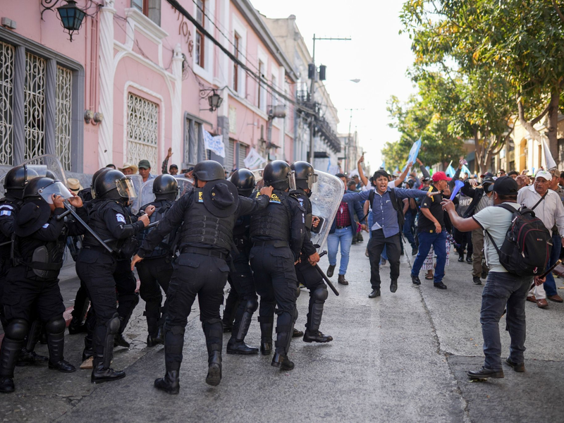 Die Polizei versucht, Anhänger des gewählten guatemaltekischen Präsidenten Arévalo zurückzuhalten, die vor dem Kongress in Guatemala-Stadt gegen eine Verzögerung des Beginns der Legislaturperiode protestieren. - Foto: Santiago Billy/AP