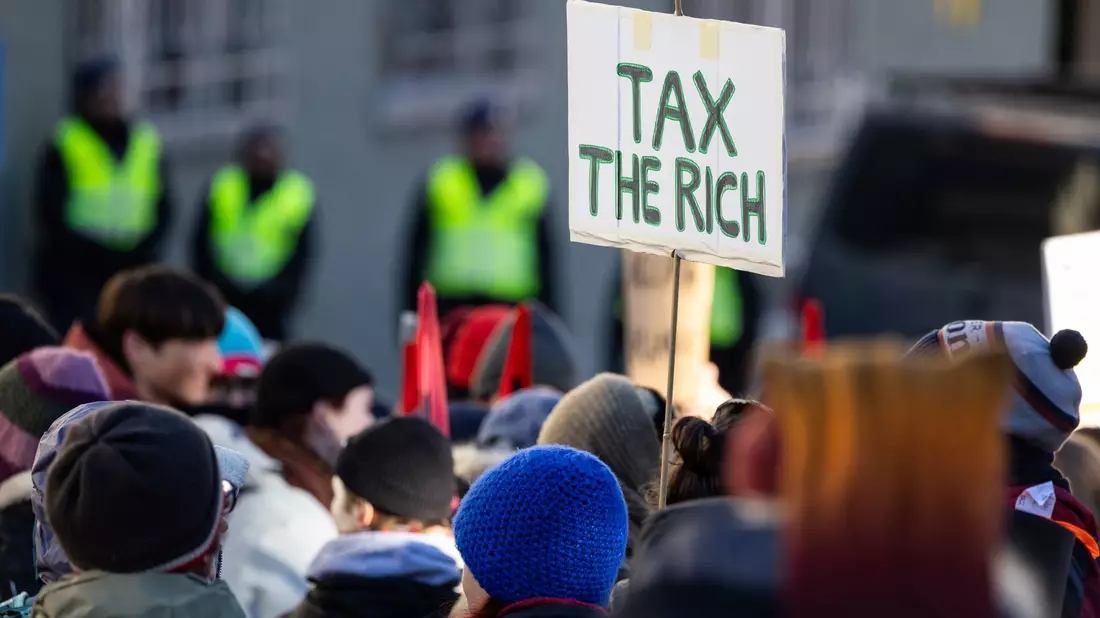 Die fünf reichsten Männer haben den Oxfam-Daten zufolge seit 2020 einen Gewinn von durchschnittlich 14 Millionen US-Dollar pro Stunde gemacht. - Bild: Hannes P. Albert/dpa