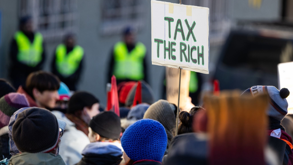 Die fünf reichsten Männer haben den Oxfam-Daten zufolge seit 2020 einen Gewinn von durchschnittlich 14 Millionen US-Dollar pro Stunde gemacht. - Foto: Hannes P. Albert/dpa