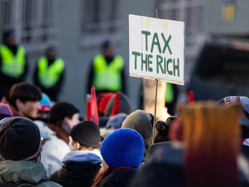 Die fünf reichsten Männer haben den Oxfam-Daten zufolge seit 2020 einen Gewinn von durchschnittlich 14 Millionen US-Dollar pro Stunde gemacht. - Foto: Hannes P. Albert/dpa