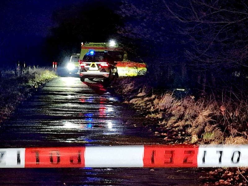 Polizei und Sanitäter sind an einem Tatort im Einsatz. In einem Auto in Mittenwalde (Landkreis Dahme-Spreewald) ist in der Nacht ein totes Kleinkind entdeckt worden. - Foto: Cevin Dettlaff/dpa