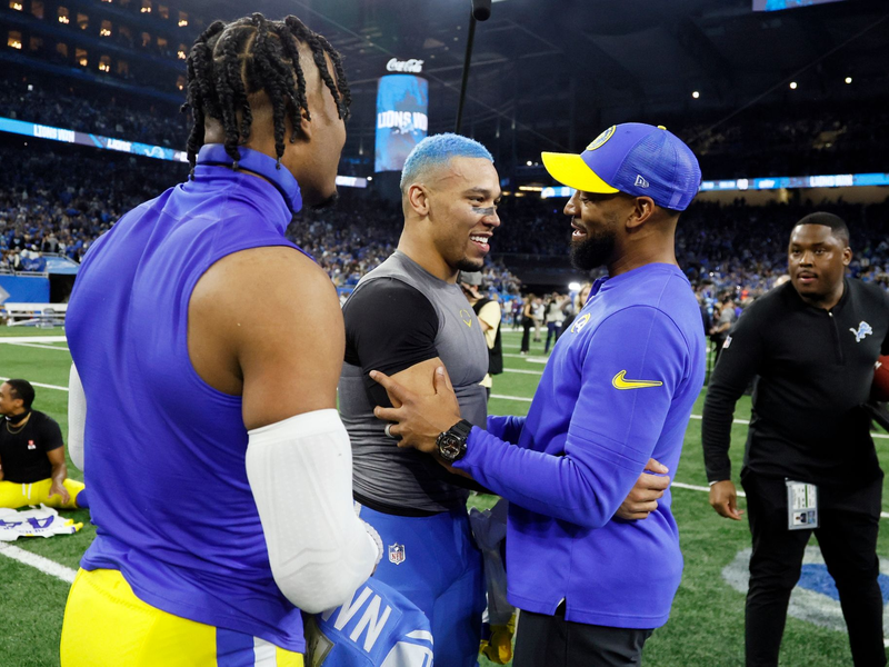 Amon-Ra St. Brown (M) von den Detroit Lions feiert den Sieg gegen die Los Angeles Rams. - Foto: Duane Burleson/AP/dpa