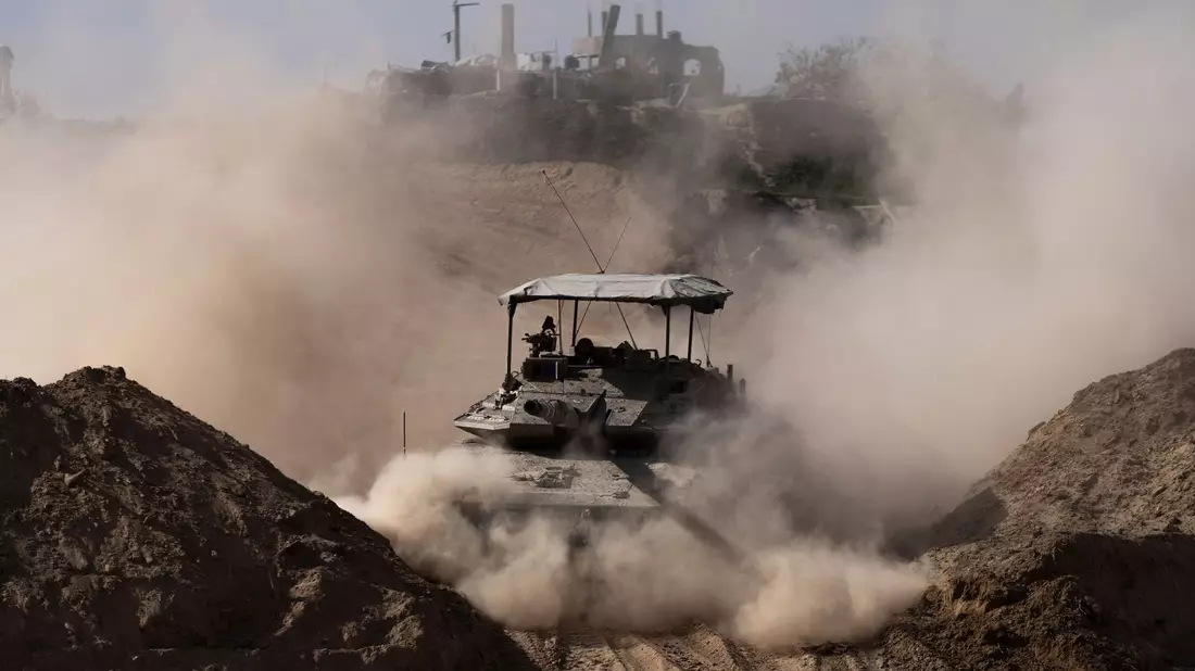 Israelische Soldaten gehen während einer Bodenoperation in Stellung. - Bild: Ohad Zwigenberg/AP