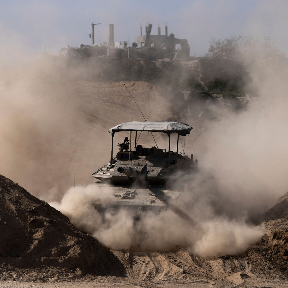 Israelische Soldaten gehen während einer Bodenoperation in Stellung. - Foto: Ohad Zwigenberg/AP