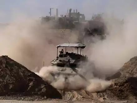 Israelische Soldaten gehen während einer Bodenoperation in Stellung. - Foto: Ohad Zwigenberg/AP