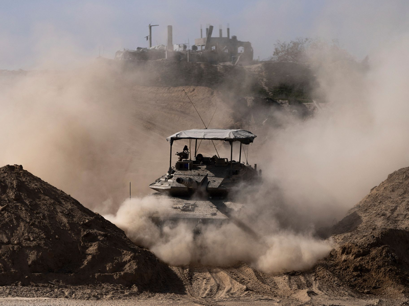 Israelische Soldaten gehen während einer Bodenoperation in Stellung. - Foto: Ohad Zwigenberg/AP