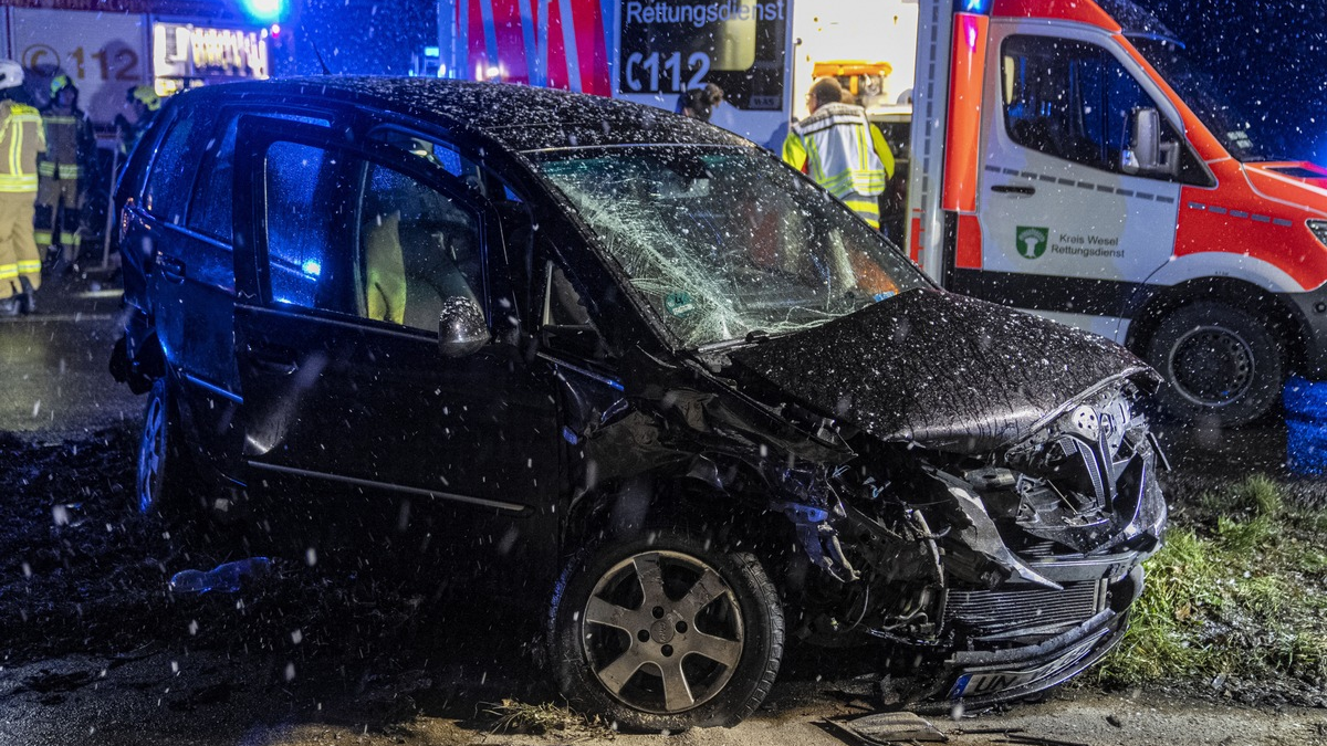 FW Alpen: Fünf Verletzte nach Verkehrsunfall - Foto: Arnulf Stoffel, presseportal.de
