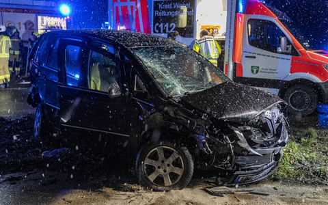 FW Alpen: Fünf Verletzte nach Verkehrsunfall - Foto: Arnulf Stoffel, presseportal.de