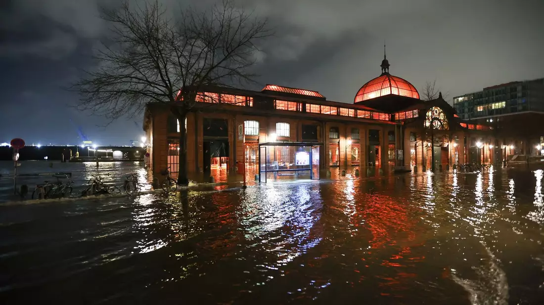 Der Hamburger Fischmarkt mit der Fischauktionshalle steht unter Wasser. - Bild: Bodo Marks/dpa