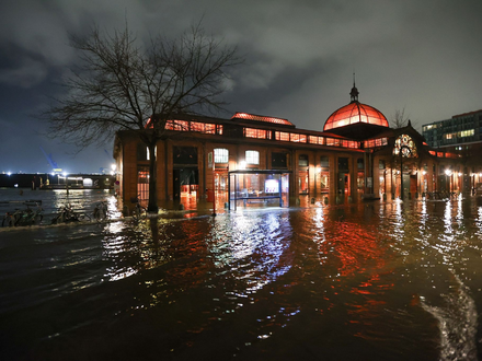 Die Sturmflut hat an der Nordseeküste sowie in Elbe und Weser erneut viel Wasser an Land gedrückt. In Hamburg standen der Fischmarkt und die Große Elbstraße komplett unter Wasser. - Foto: Bodo Marks/dpa