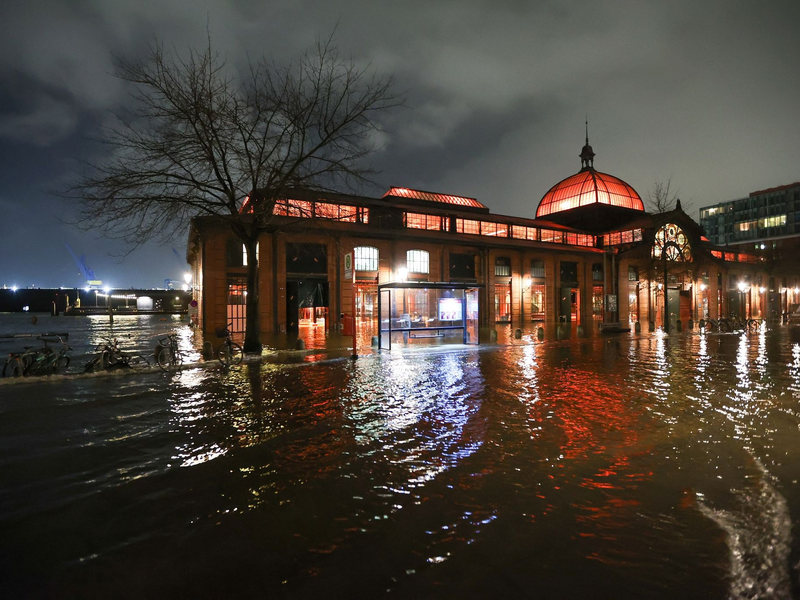 Der Hamburger Fischmarkt mit der Fischauktionshalle steht unter Wasser. - Foto: Bodo Marks/dpa