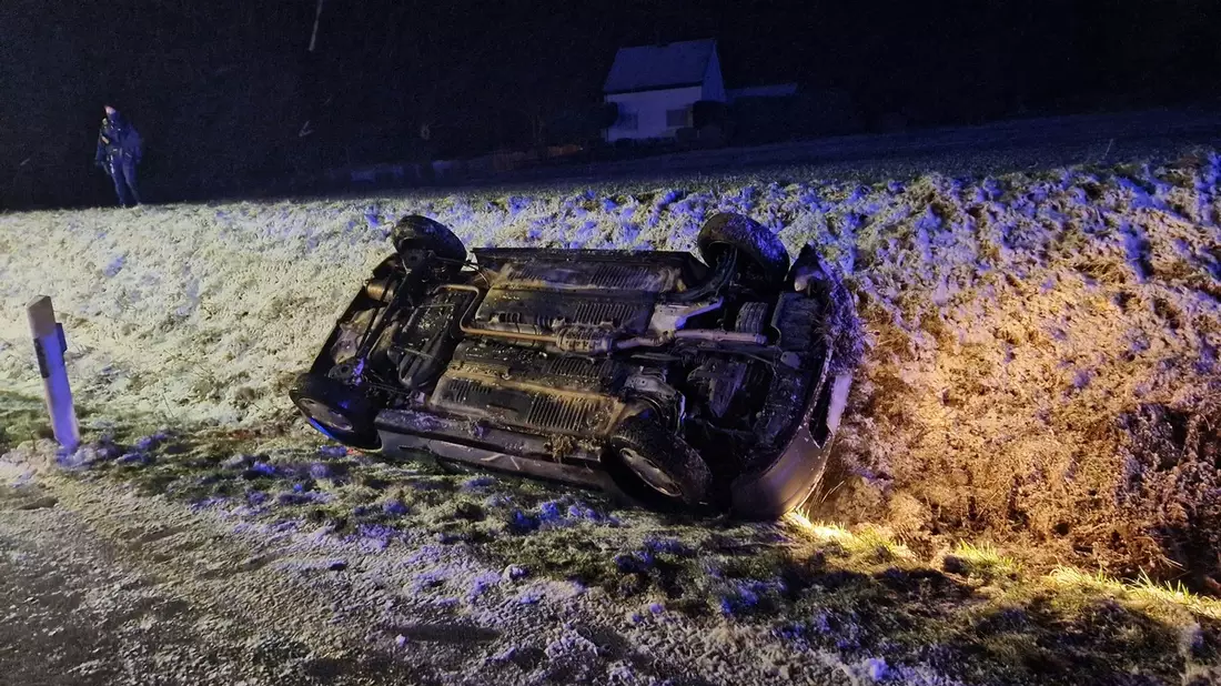FW Menden: Verkehrsunfall: PKW landet auf Dach im Straßengraben - Bild: presseportal.de