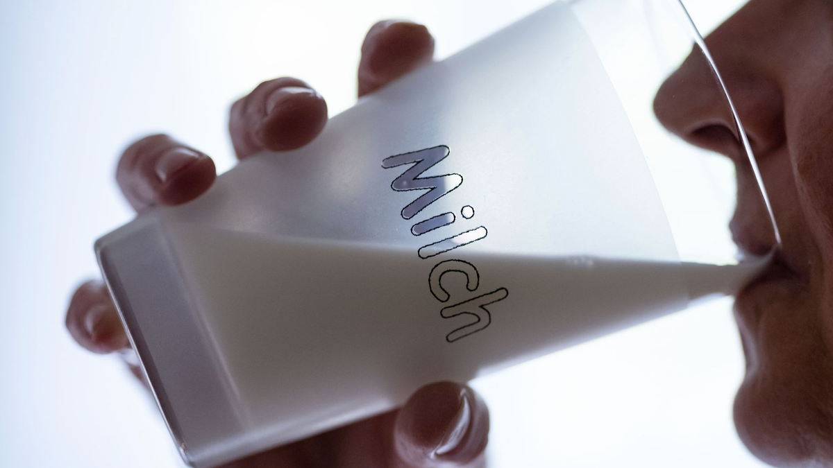 Eine Frau trinkt ein Glas Milch. Vom Verzehr unbehandelter Rohmilch wird allerdings abgeraten. - Foto: Peter Steffen/dpa