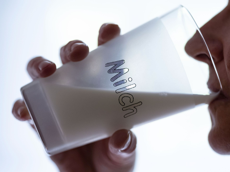 Eine Frau trinkt ein Glas Milch. Vom Verzehr unbehandelter Rohmilch wird allerdings abgeraten. - Foto: Peter Steffen/dpa