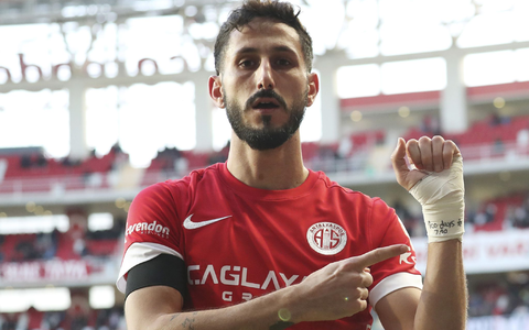 Der Israeli Sagiv Jehezkel erinnerte beim Torjubel an das Massaker der Hamas. - Foto: Uncredited/Depo Photos via ZUMA Press Wire/dpa