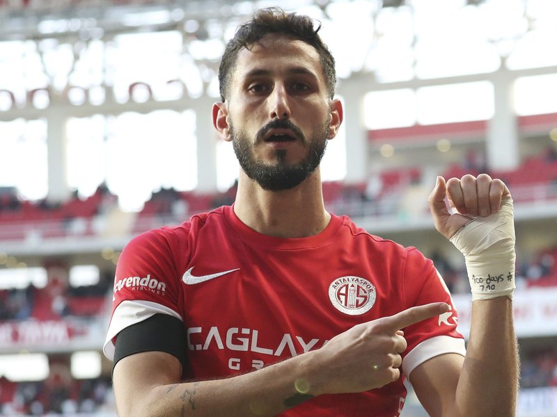 Der Israeli Sagiv Jehezkel erinnerte beim Torjubel an das Massaker der Hamas. - Foto: Uncredited/Depo Photos via ZUMA Press Wire/dpa