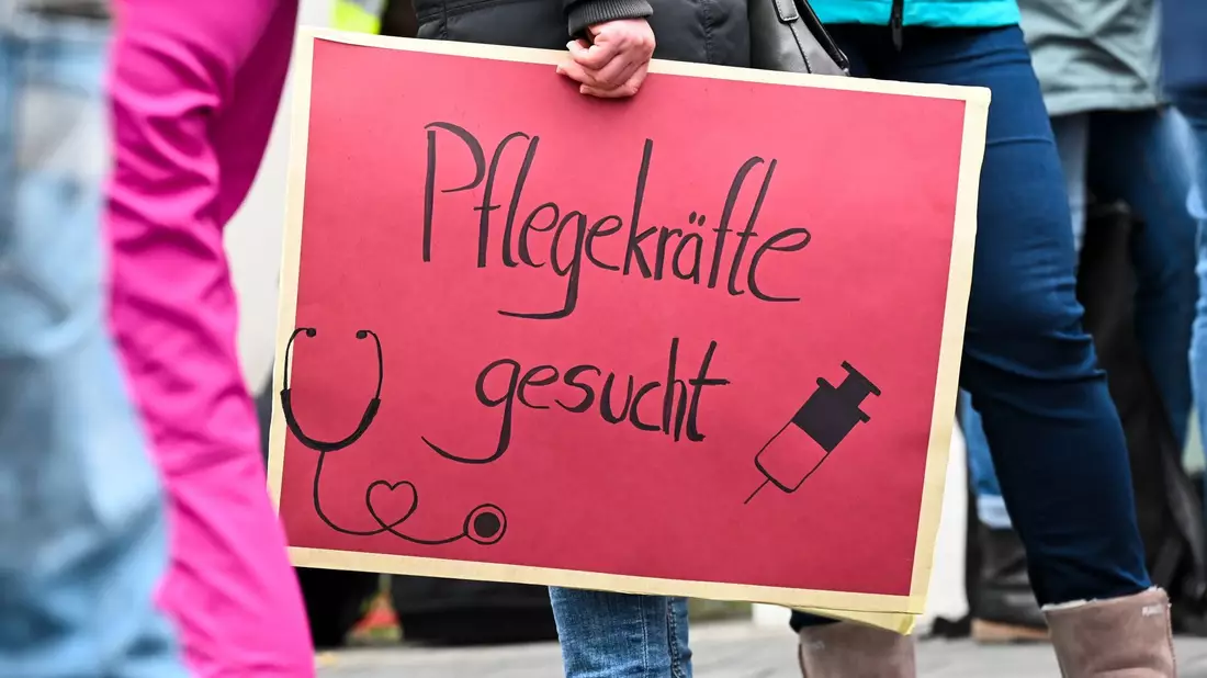 Einer Untersuchung zufolge fehlen in fast jedem Krankenhaus (94 Prozent) Pflegerinnen und Pfleger auf Allgemeinstationen. - Bild: Uwe Zucchi/dpa