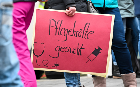 Einer Untersuchung zufolge fehlen in fast jedem Krankenhaus (94 Prozent) Pflegerinnen und Pfleger auf Allgemeinstationen. - Foto: Uwe Zucchi/dpa