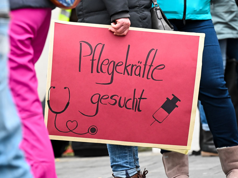 Einer Untersuchung zufolge fehlen in fast jedem Krankenhaus (94 Prozent) Pflegerinnen und Pfleger auf Allgemeinstationen. - Foto: Uwe Zucchi/dpa