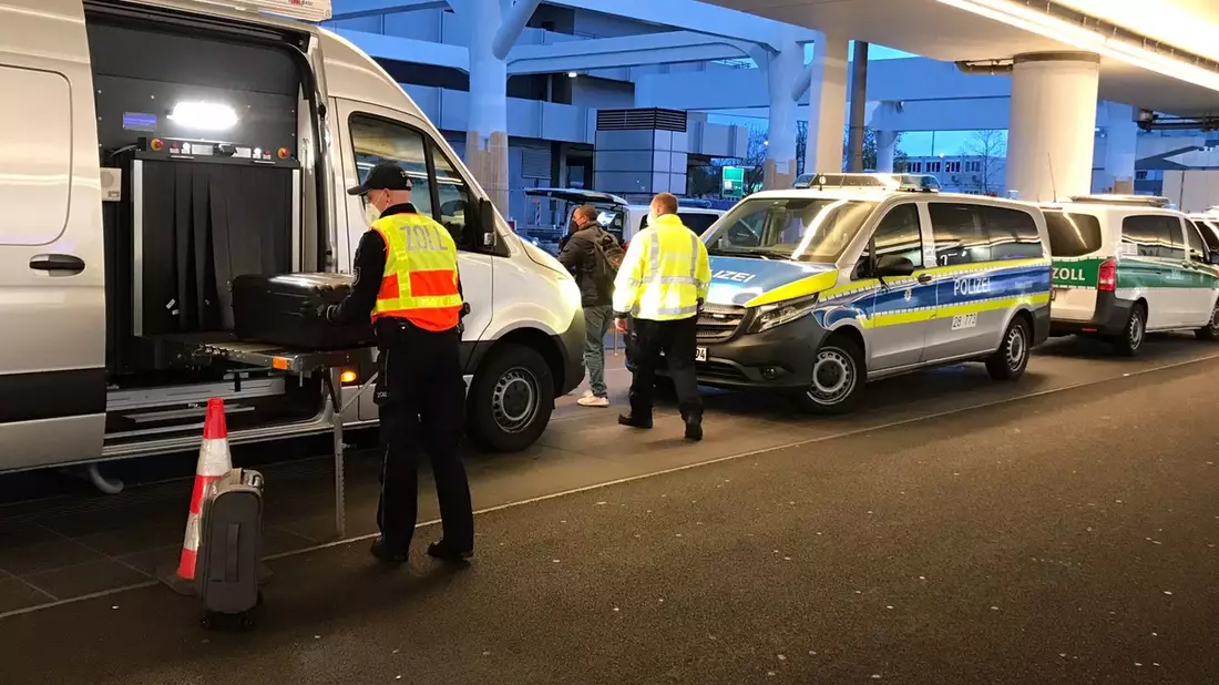 HZA-F: Gemeinsam gegen Schleuser und Schmuggler- 360 Grad- Kontrolle von Zoll, Bundes- und Landespolizei am Frankfurter Flughafen - Bild: presseportal.de