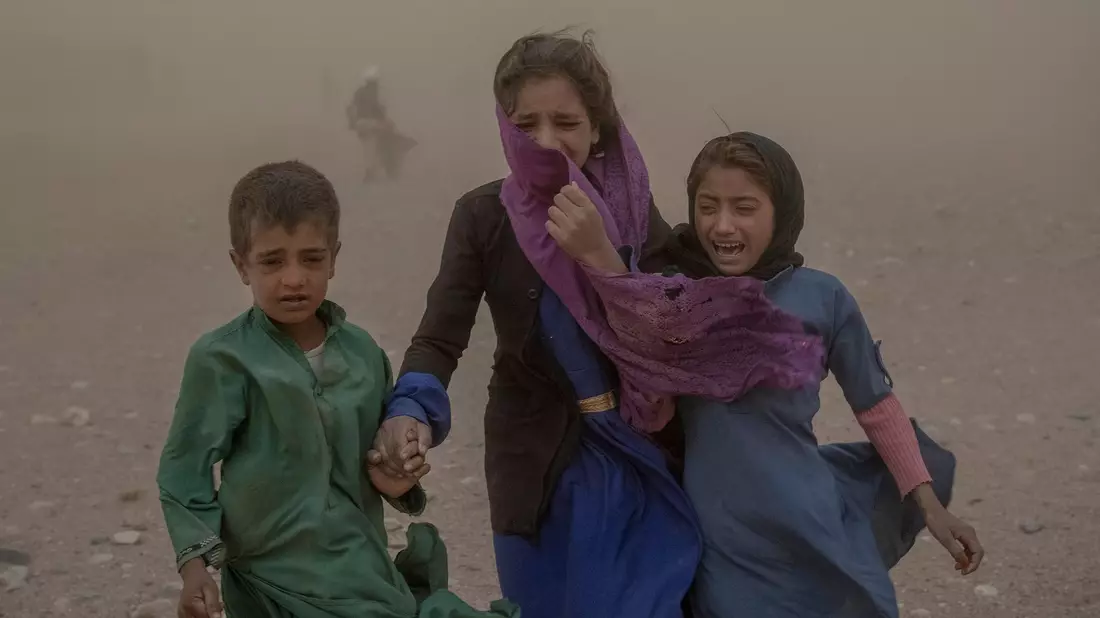 Viele afghanische Kinder und Familien haben aufgrund des Erdbebens vor drei Monaten kein Zuhause. - Bild: Ebrahim Noroozi/AP/dpa