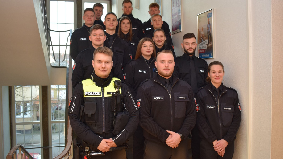 POL-HM: 14 Studierende der Polizeiakademie Niedersachsen in der Polizeiinspektion Hameln-Pyrmont/Holzminden begrüßt - Foto: presseportal.de