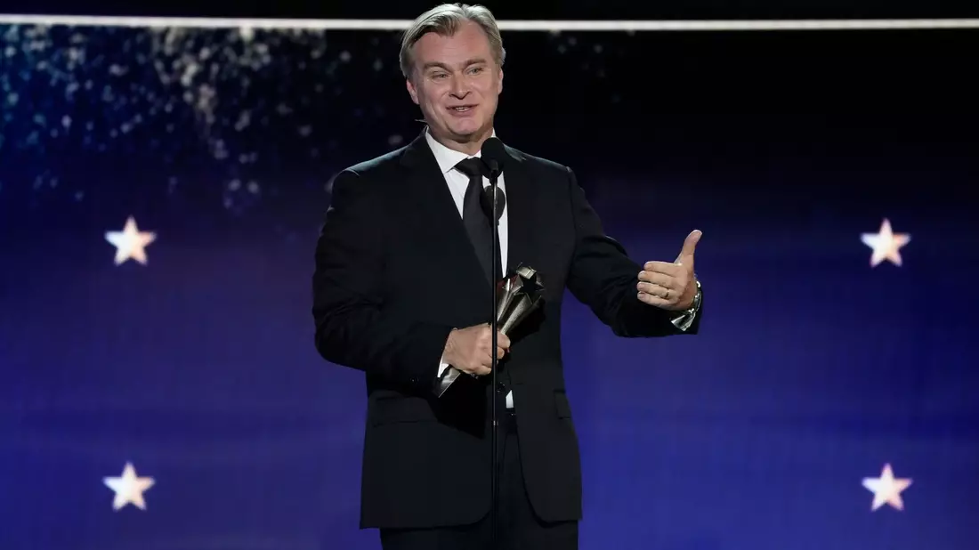 Regisseur Christopher Nolan mit dem  Preis für die beste Regie für «Oppenheimer» bei den Critics Choice Awards. - Bild: Chris Pizzello/Invision/AP/dpa
