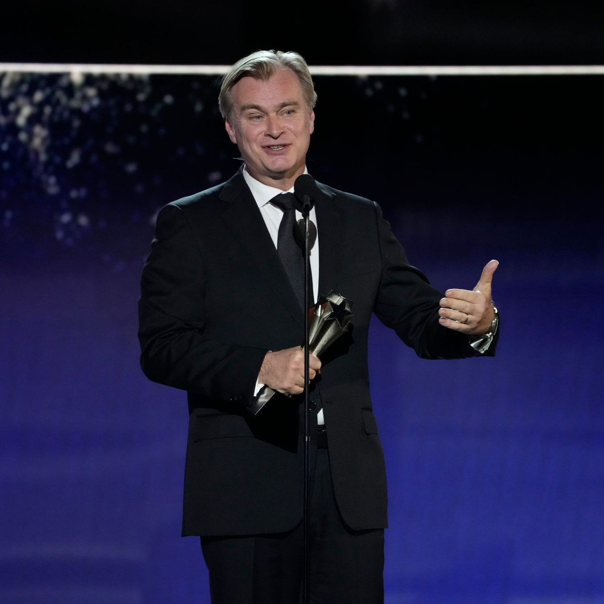 Regisseur Christopher Nolan mit dem  Preis für die beste Regie für «Oppenheimer» bei den Critics Choice Awards. - Foto: Chris Pizzello/Invision/AP/dpa