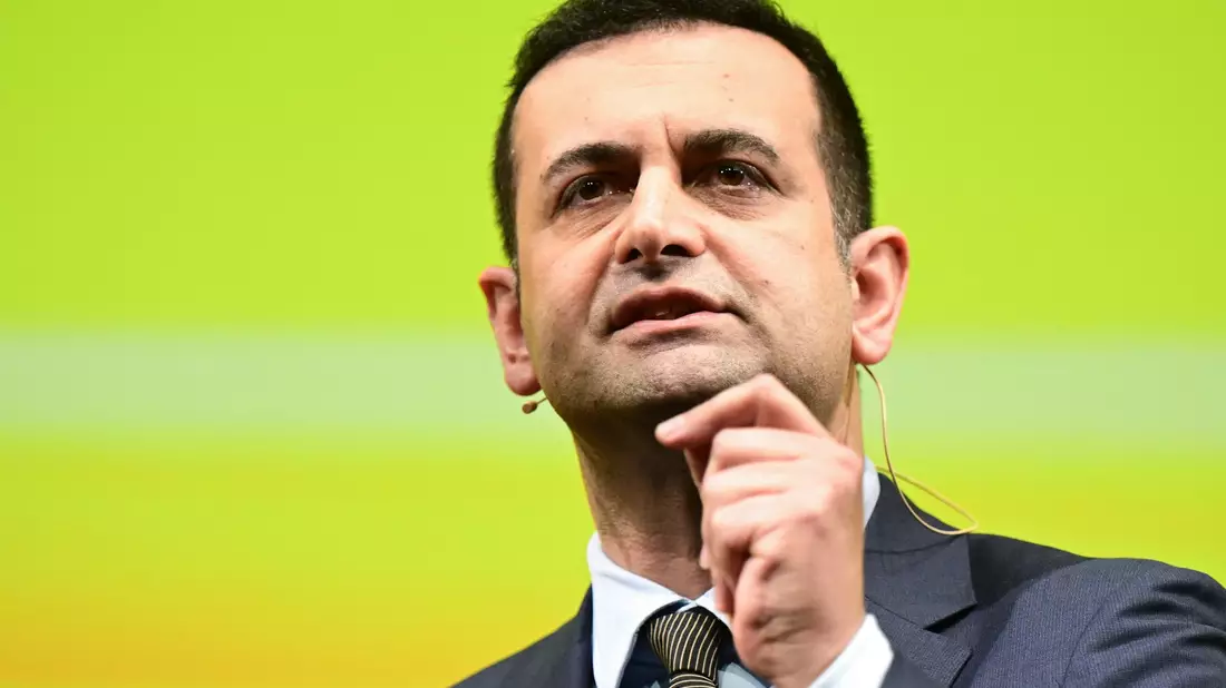 «Wir sind dagegen», sagt FDP-Generalsekretär Bijan Djir-Sarai über ein mögliches AfD-Verbotsverfahren. - Bild: Bernd Weißbrod/dpa