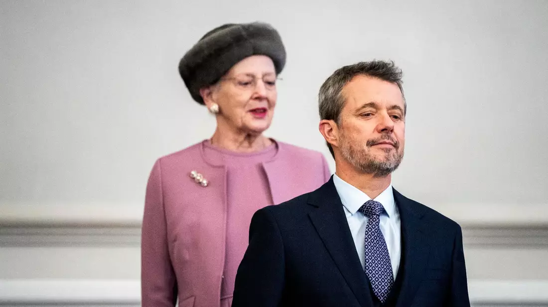 König Frederik X. von Dänemark und die zurückgetretene Königin Margrethe II. im dänischen Parlament. - Bild: Ida Marie Odgaard/Ritzau Scanpix Foto/AP/dpa