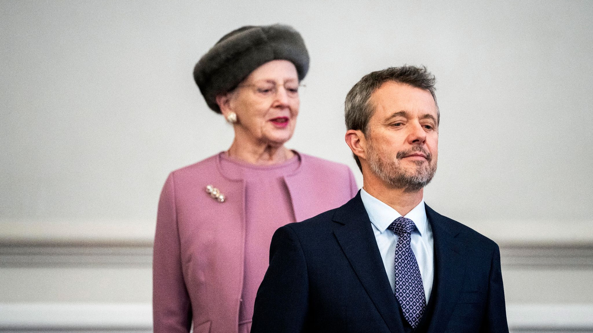 König Frederik X. von Dänemark und die zurückgetretene Königin Margrethe II. im dänischen Parlament. - Foto: Ida Marie Odgaard/Ritzau Scanpix Foto/AP/dpa